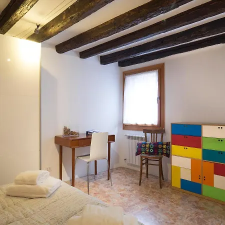 Sestiere Di Cannaregio Sleeps 6 Air Con *